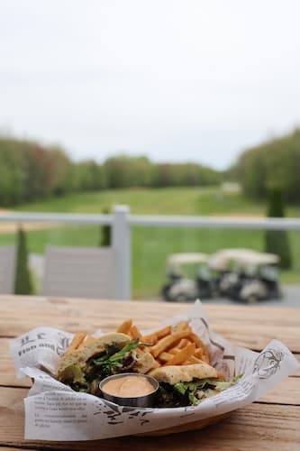 Photo int\xE9rieure \u2014 bar central, bois et lumi\xE8re chaude (paysage, 2400px)