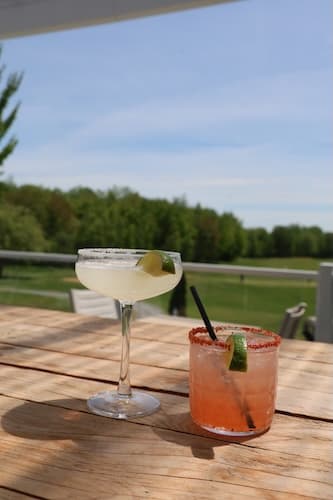 Cocktails au bar (portrait 3:4)